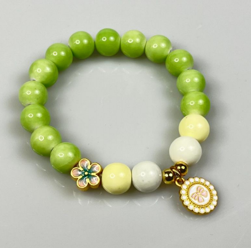 Handgefertigte Keramikarmbänder aus Jingdezhen: Von Kunsthandwerkern mit glasierten Perlen und Miniaturschnitzereien für den täglichen Gebrauch und zum Verschenken gefertigt, strahlen sie Raffinesse aus._voghion.com