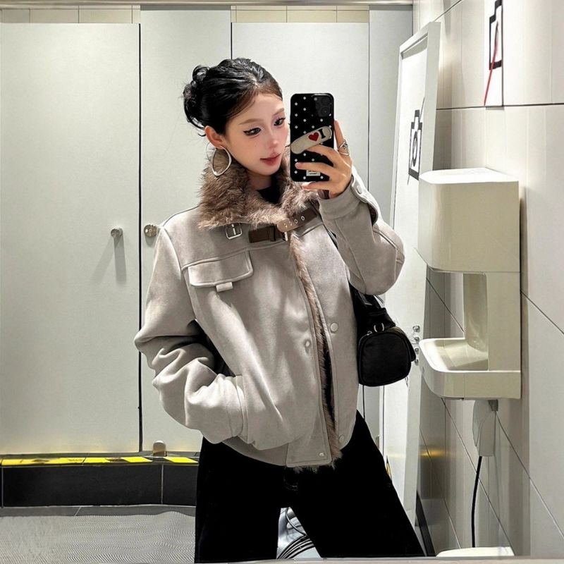 Kurtka typu bomber w stylu retro wykończona owczą skórą – unisexowy zimowy płaszcz z podszewką z polaru, stójką i zapięciem na guziki, krótka puchowa kurtka inspirowana stylem vintage_voghion.com