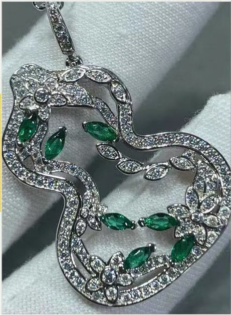 Designer's Classic Women's CNC Sculpture Full Diamond V Golden Vine Gourd Necklace with Rose Gold Plated Hollow Collar Chain_voghion.com