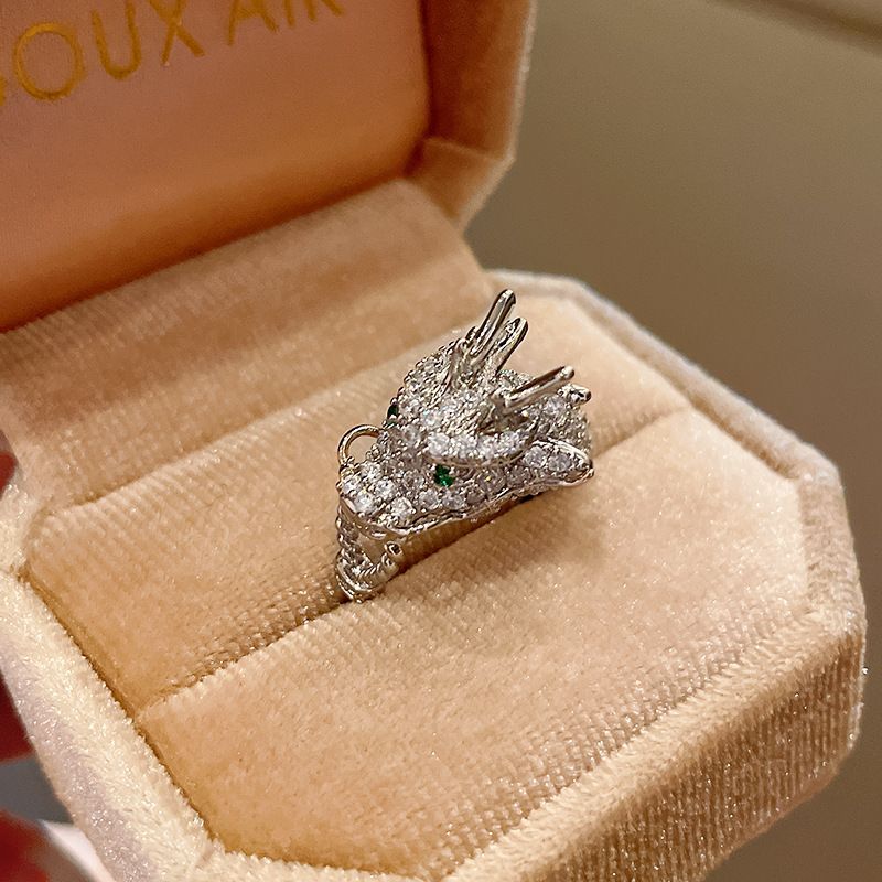 2024 Nuovo anello di apertura a forma di drago con zirconi cinesi Anello per dito indice dal design alla moda cinese-chic Abbigliamento di alta qualità_voghion.com