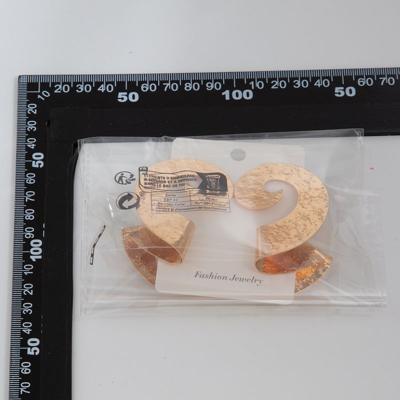 Personality metal geometric texture hollow earrings female irregular twisted glossy earrings earrings_voghion.com