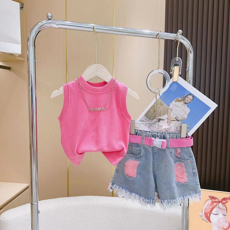 Sommer 2024 Neues und modisches rosa Tanktop für Kinder mit T-Gürtel und zerlumpten Shorts_voghion.com