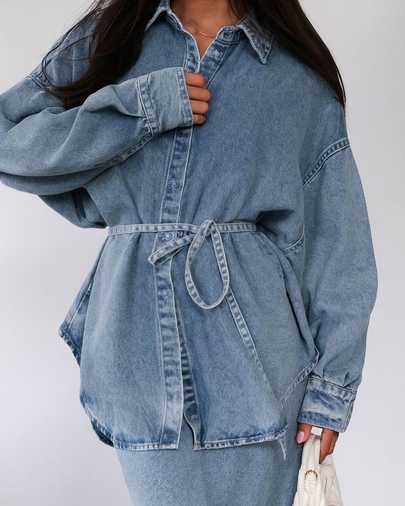 Completo in denim vintage effetto consumato: camicia oversize con bottoni e gonna lunga a vita alta con dettagli allacciati_voghion.com