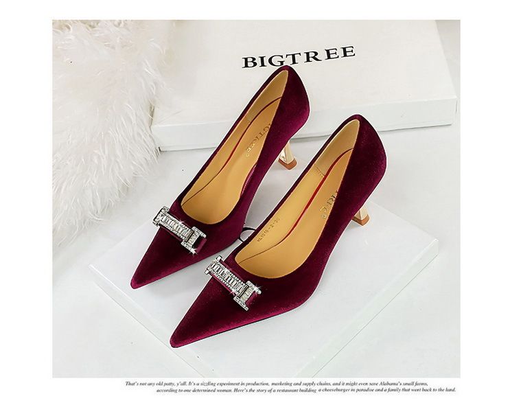 1818-K80 Bankett-Damenschuhe mit Absatz, Oberfläche aus Xishi-Wildleder, flacher Mund, spitze Schnalle mit Wasserdiamant, dekorativer Metallabsatz_voghion.com