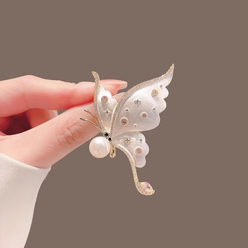 High-end New Antique Enamel White Butterfly Brooch Female Insect Corsage Design Pin Suit Coat Accessories_voghion.com