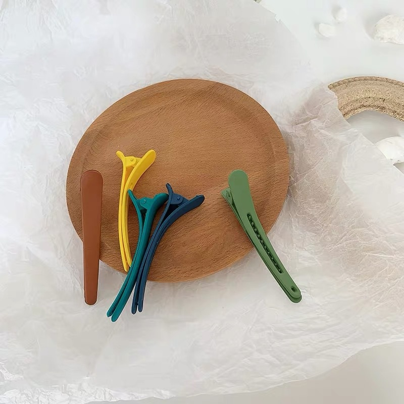 Matinis makiažas, didelis ančiukų prausiamasis veidas, internetinė raudona plaukų segtukas, minimalistiniai galvos apdangalai moterims_voghion.com