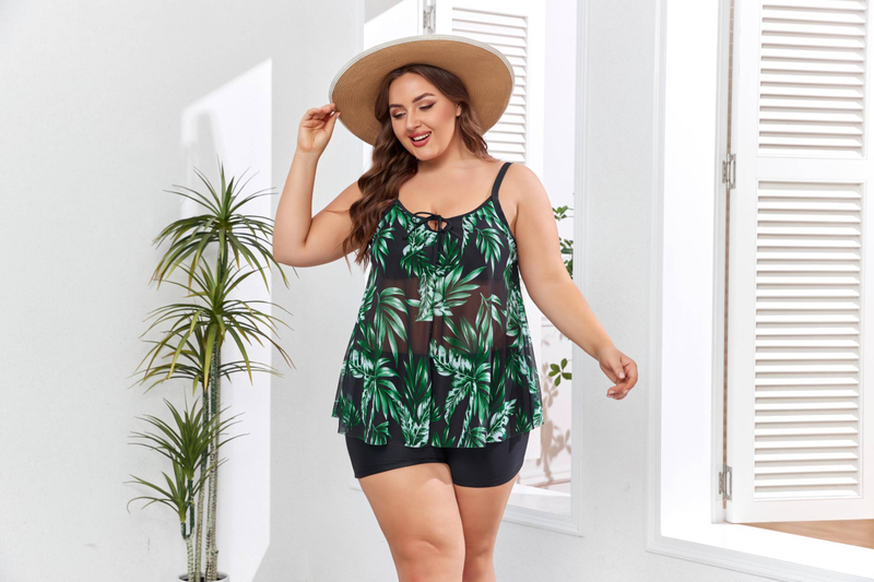 Fat Sister porte un maillot de bain fendu confortable et minimaliste avec un pantalon ample à coins plats_voghion.com