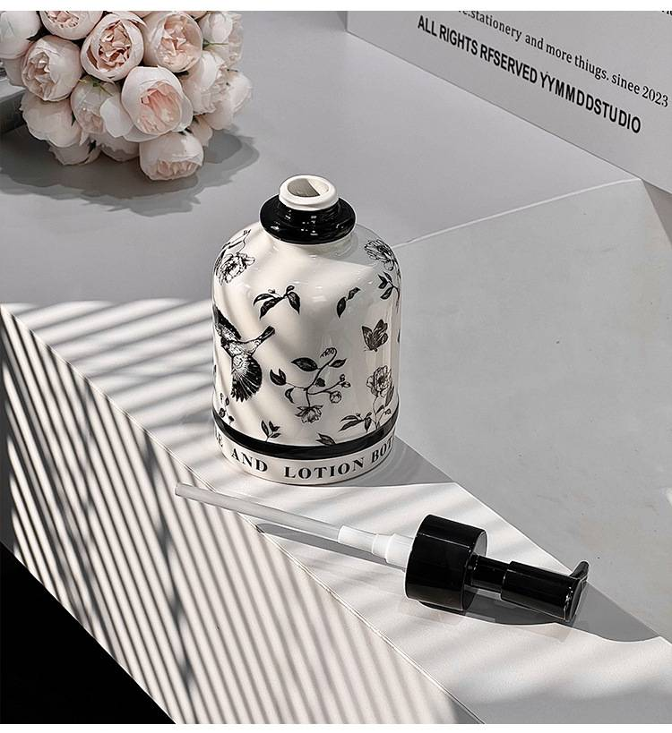 Keramikflasche im mittelalterlichen Stil, Lotionflasche mit Blumen- und Vogeldesign, Handdesinfektionsflasche im Homestay-Hotel-Design_voghion.com