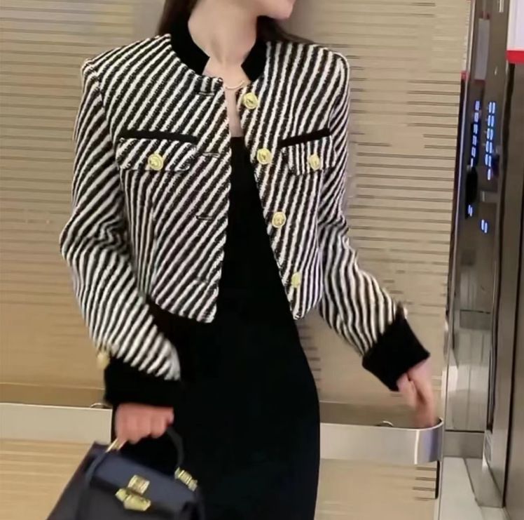 Giacca corta Imperial Sister in stile piccolo e profumato a righe diagonali bianche e nere 2024 autunno e inverno in metallo di alta qualità_voghion.com