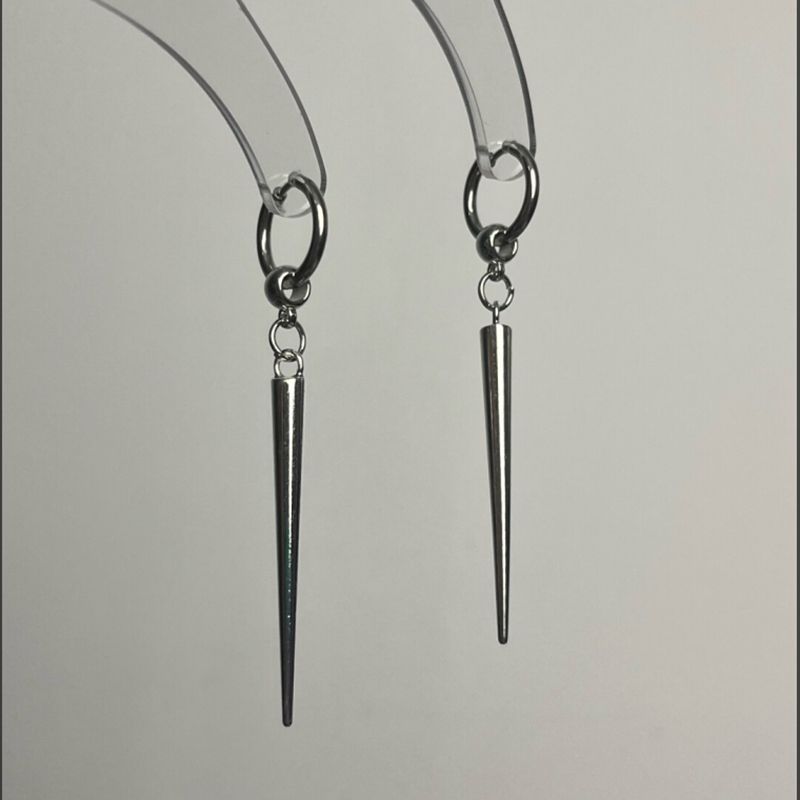 Orecchini a clip eleganti e sottili in metallo con punta a cono, stile minimalista, per donne senza fori alle orecchie._voghion.com