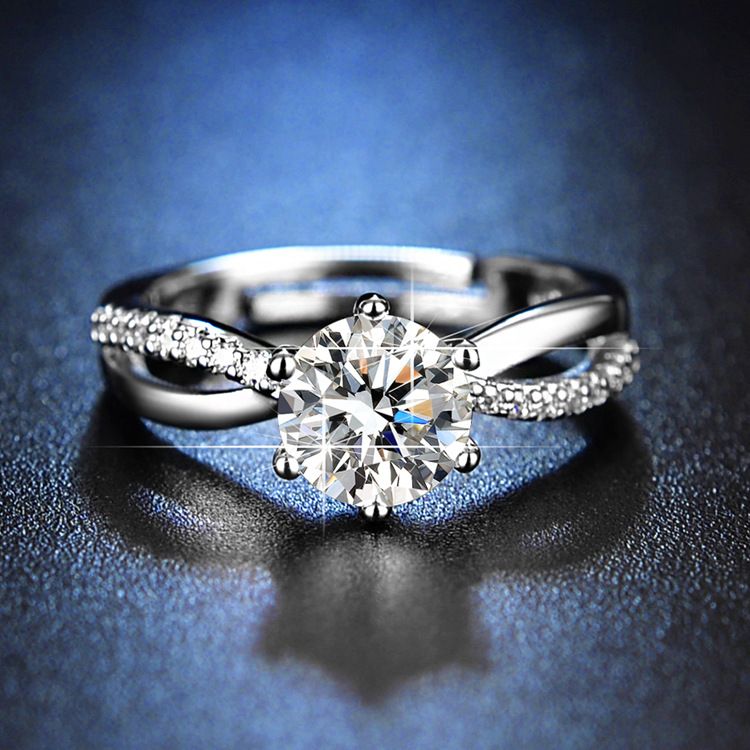 Kwai neien een Karat verbonnenen Léiftsimulatioun Mo Sang Steen sechs Klauen Diamanten Ring fir Fraen_voghion.com