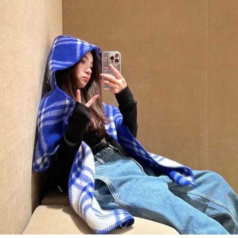 Sciarpa con cappuccio e mantello caldo a doppio uso in lana a quadri blu di Ji Hyun-Kyung Equestrian Klein_voghion.com