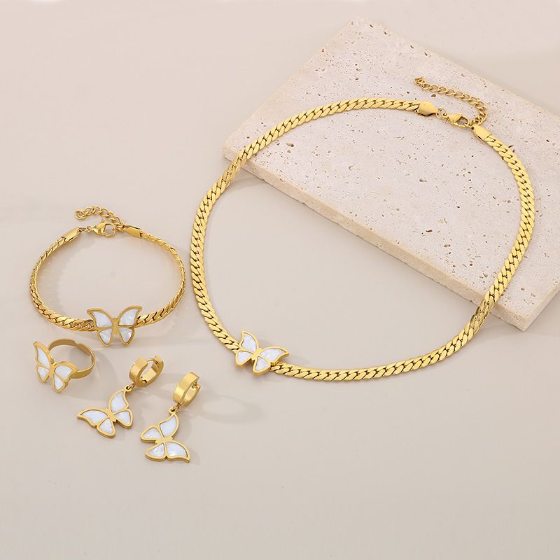 Ensemble de quatre boucles d'oreilles et collier en acier titane doré avec chaîne cubaine en acrylique et papillon, style INS, Dongguan_voghion.com