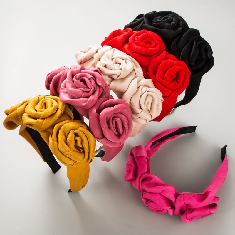 Nuove fasce per capelli in tessuto di rose fatte a mano con fiori finti da donna, che emanano un'atmosfera sofisticata ed elegante per_voghion.com