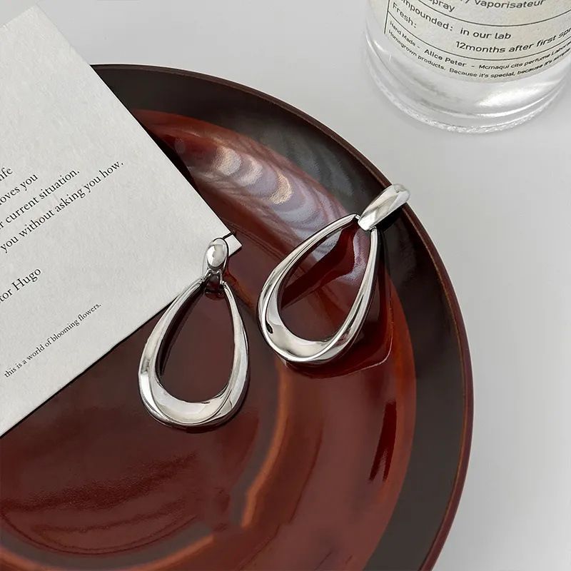 Orecchini in metallo con goccia d'acqua cava di alta qualità, design di nicchia con ago d'argento, orecchini alla moda con temperamento femminile, orecchini leggeri di lusso_voghion.com