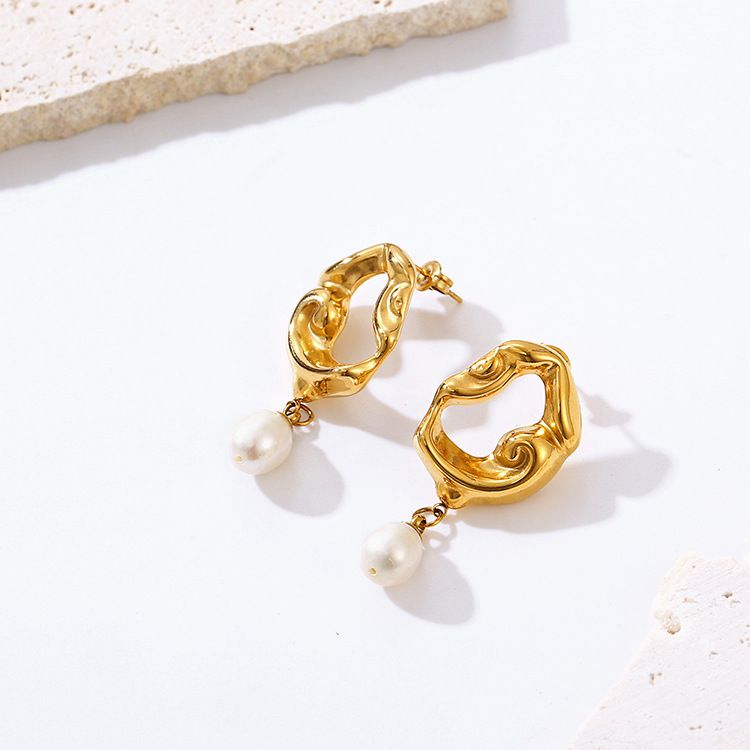 Französische Retro-Ohrringe, hellgoldplattiert, hohl, unregelmäßig geformt, mit Süßwasserperlenanhänger und auffälligem Design für Damen_voghion.com