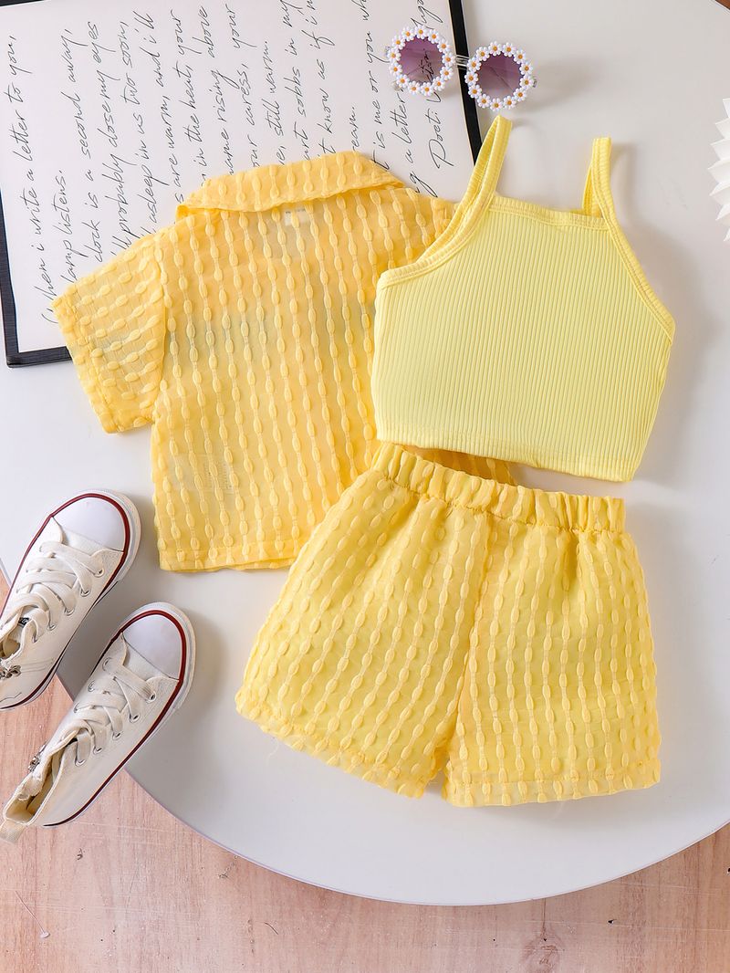 "Completo composto da maglietta gialla, gilet e pantaloncini per bambine dai 2 ai 7 anni - Completo in morbido cotone composto da 3 pezzi con eleganti stratificazioni"_voghion.com