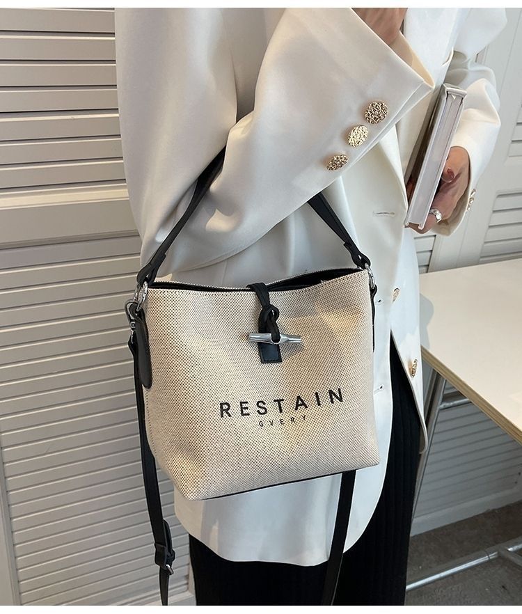 Design de nicho da moda deste ano 2025 Novas bolsas femininas casuais versáteis de lona crossbody de mão_voghion.com