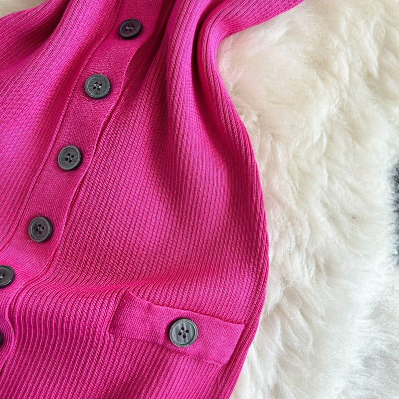 Abito da donna in maglia retrò, senza maniche, con scollo rotondo, vestibilità attillata, monopetto, gonna aderente con cintura sui fianchi, lunghezza media_voghion.com