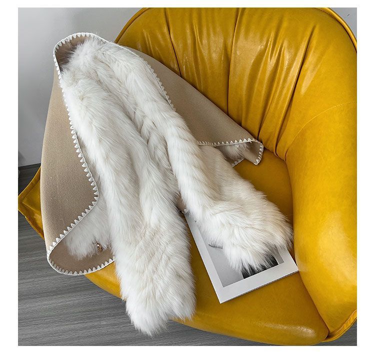 Cappotto corto da donna con finiture in pelliccia di volpe sintetica - Cardigan alla moda con colletto in misto lana double-face - Crema e cammello chiaro_voghion.com