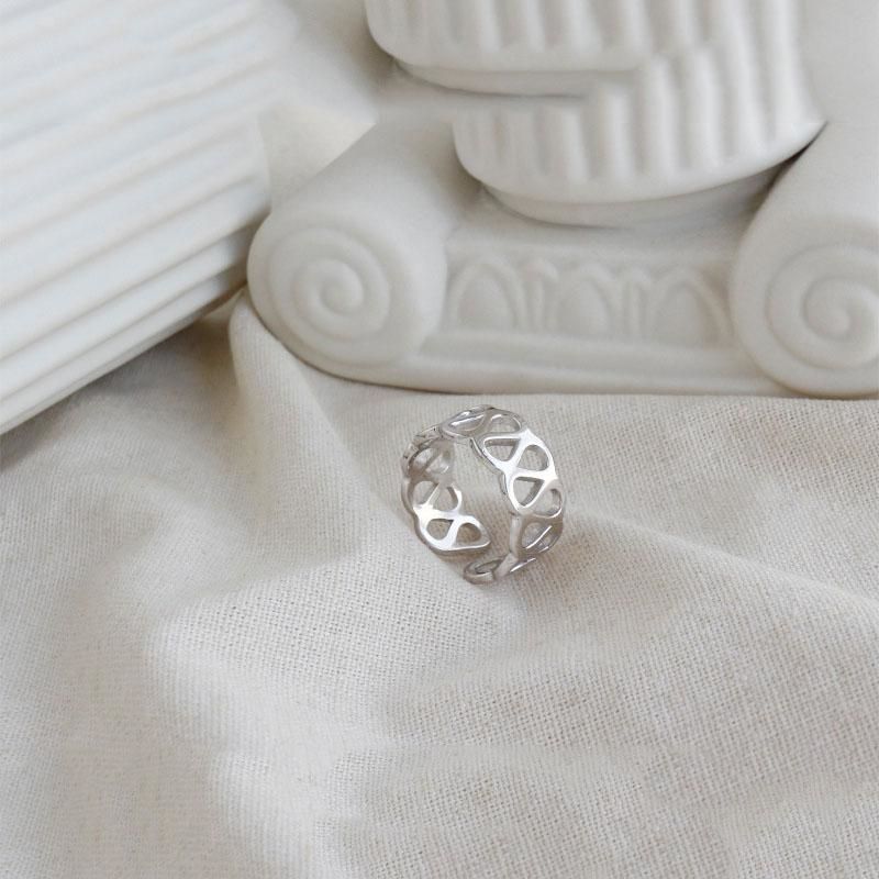 Einzigartiger geometrischer glatter einfacher Nischenring mit unregelmäßiger Kugelherzkette im Metallstil_voghion.com