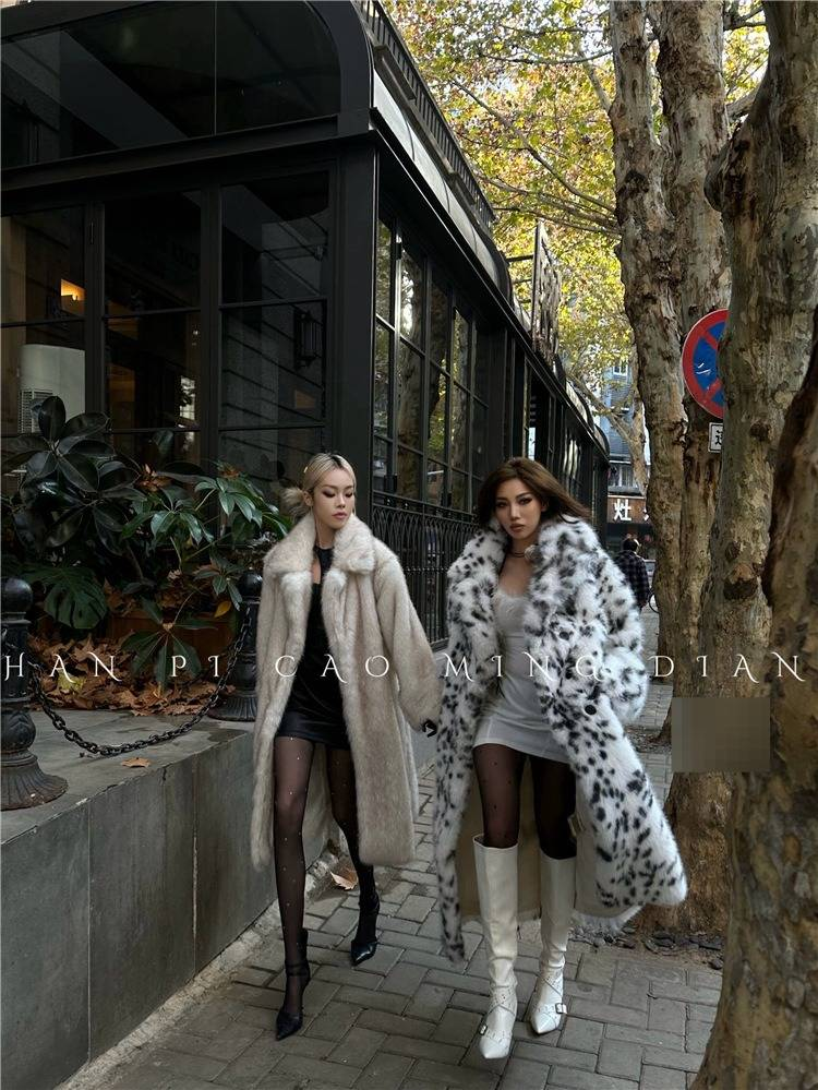 Damen-Pelzmantel mit Kunstluchs-Print – Lange Winterjacke aus Plüsch mit Revers (Schwarz/Weiße Punkte, Creme/Braune Spitzen)_voghion.com