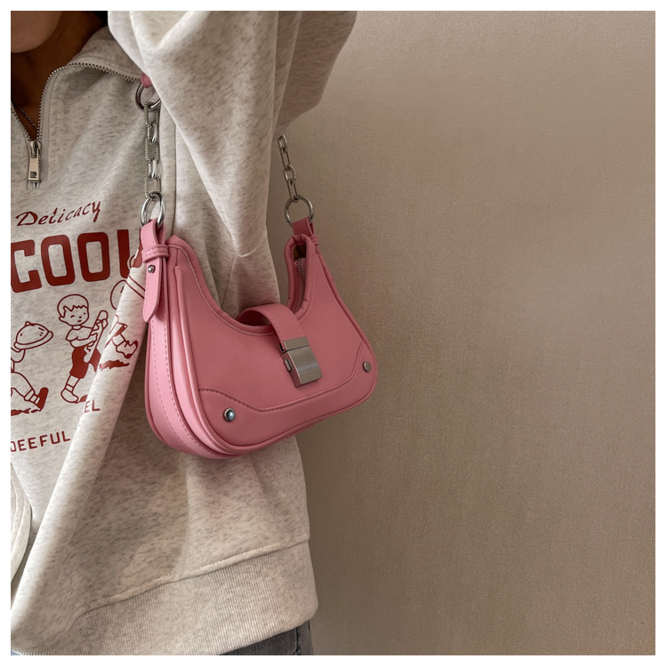 Retro Textur Mode kleine Tasche weiblich 2023 Frühling und Sommer Nischendesign Halbmondtasche lässig Pendeln All-Match Umhängetasche_voghion.com