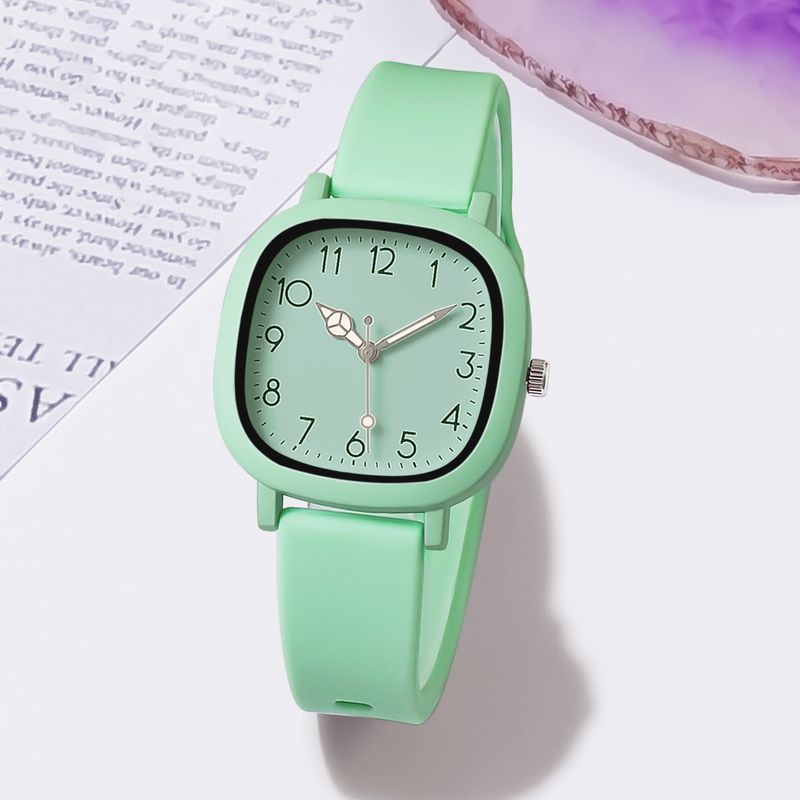 Nuovo orologio al quarzo luminoso con lancette color gelatina, cassa quadrata abbinata e cinturino sportivo in silicone per studenti_voghion.com