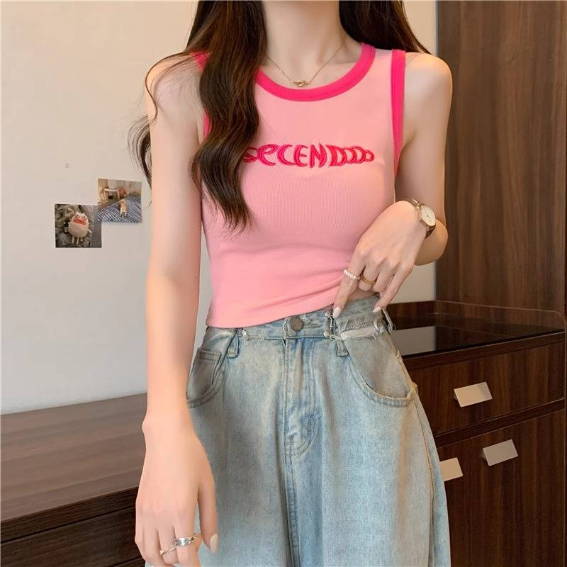 Yllään Camisole-toppi, plus-kokoinen tyttö kuuman tytön kanssa, jolla on dopamiinihihaton toppi kesällä_voghion.com