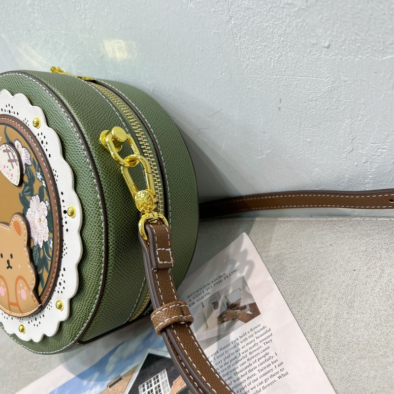Borsa da donna, stampa vintage, borsa rotonda traforata, borsa a tracolla dal design di nicchia_voghion.com