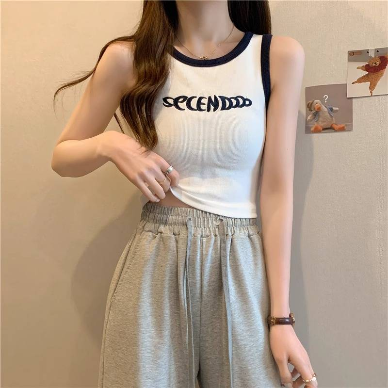 Yllään Camisole-toppi, plus-kokoinen tyttö kuuman tytön kanssa, jolla on dopamiinihihaton toppi kesällä_voghion.com