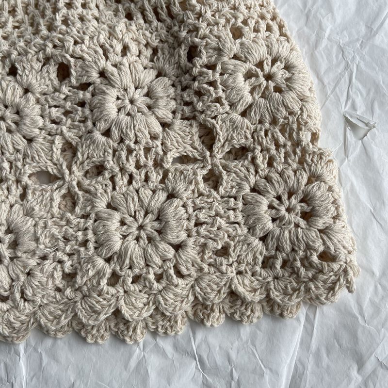 Hot Sale Herfst en Winter Uitgeholde Gebreide Ademende Zomer Bloemen Baret Cap Casual Mode Skullies Hoed Dames Mutsen_voghion.com