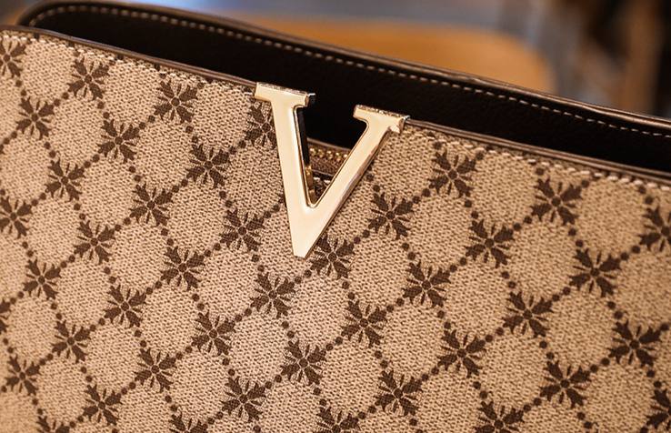 Die neue Damentasche ist eine modische und leicht zu tragende Retro-bedruckte Muscheltasche mit schräger Umhängetasche und Kettenhandtasche_voghion.com