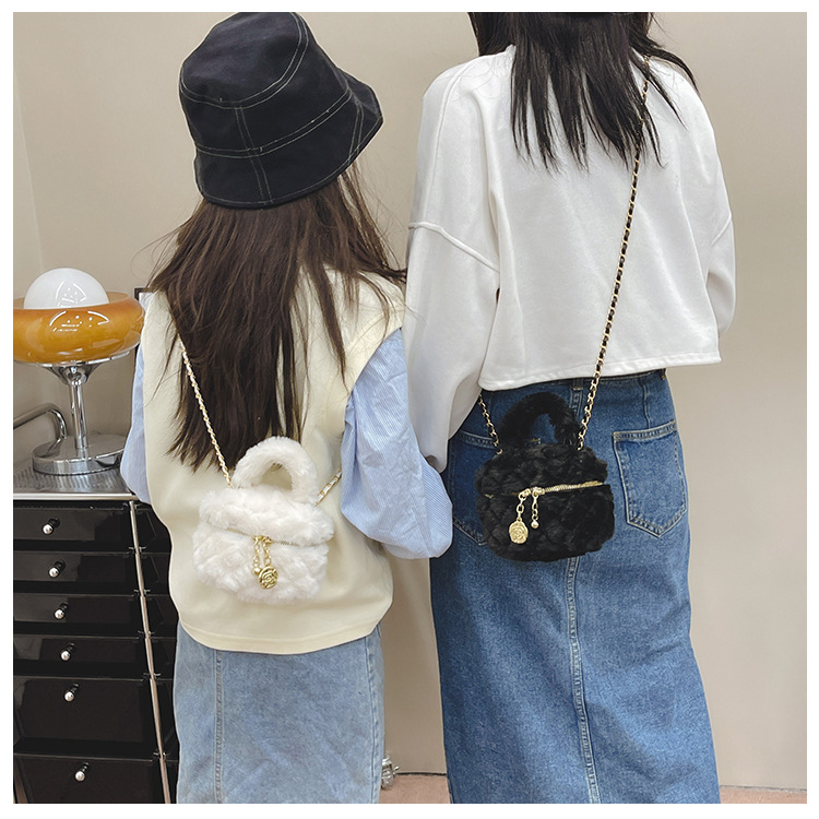 Kindertas herfst en winter nieuwe internet beroemdheid ruitvormige pluche emmer tas kleine geur meisje ketting crossbody tas lippenstift envelop meisje_voghion.com