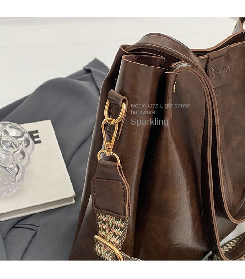 Tote per pendolari retrò di grande capacità in Europa e negli Stati Uniti 2023 nuova tracolla a tracolla con tracolla larga con texture a mano_voghion.com