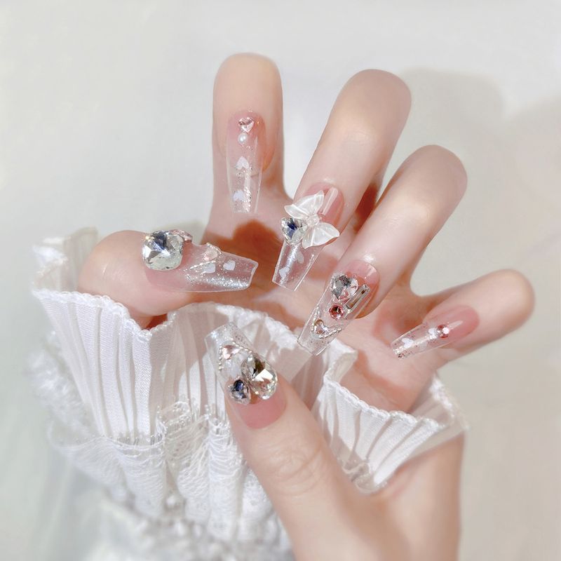 Handgemachter Nagelaufnäher mit roter Schleife und Glitzerpulver, U35_voghion.com