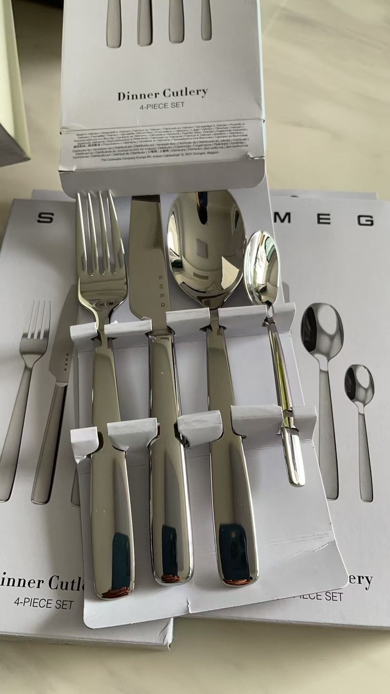 Vajilla occidental de cuatro piezas SMEG con juego de cuchara y tenedor Cuchillo, tenedor y cuchara de acero inoxidable_voghion.com