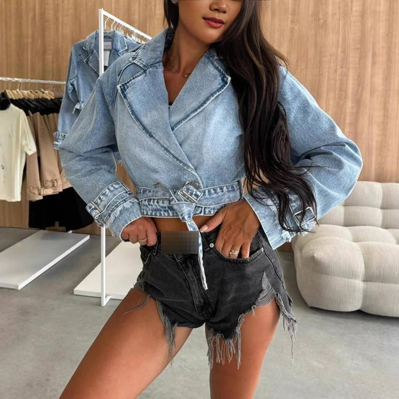 Jaqueta jeans desgastada com cinto e fecho trespassado – lavagem vintage, corte slim, streetwear chique para homens e mulheres_voghion.com