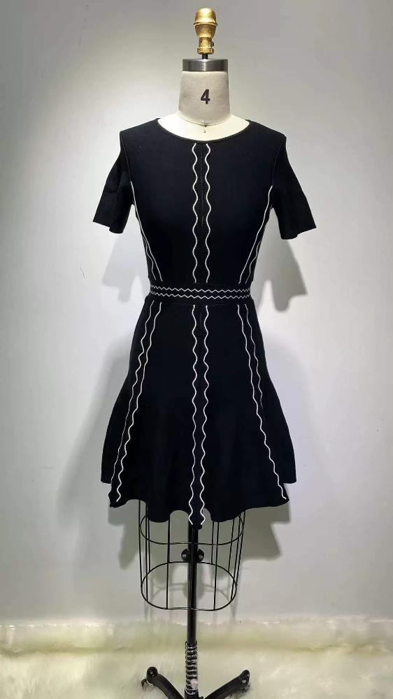 Elegantes schwarzes Strickpulloverkleid mit 3D-Muster – Slim Fit Rundhals-Kurzarm-Tunika für Damen_voghion.com