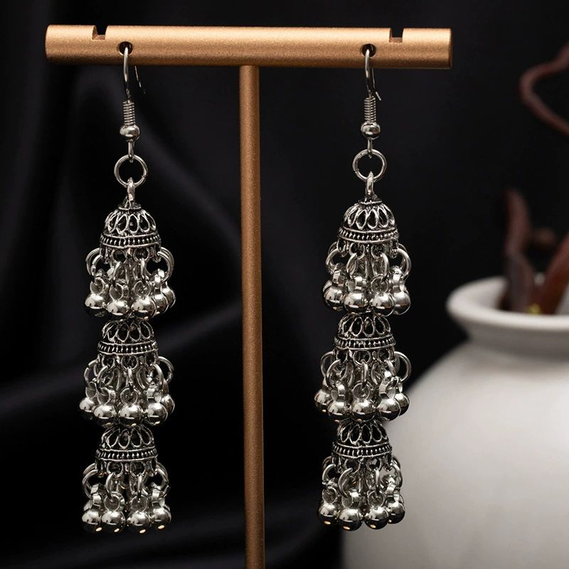 Boho-Quastenohrringe im Ethno-Stil mit hochwertigen geschnitzten Blumen und halbrunden Glockenanhängern_voghion.com