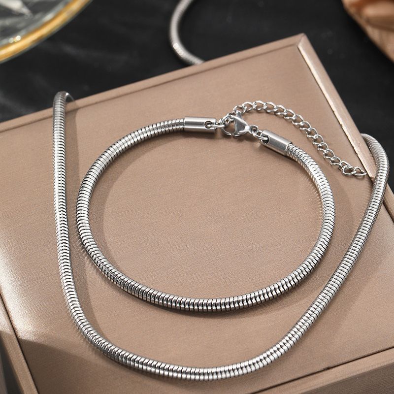 Collana con catena spessa rotonda in acciaio al titanio, leggera, di lusso, minimalista, in metallo cubano, pesante e artigianale._voghion.com