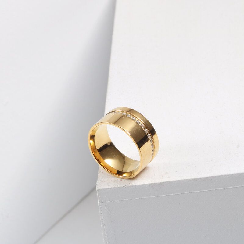 Damenschmuck Dünner Ring mit breiter Oberfläche Titanstahl Galvanisierter 18 Karat Goldring_voghion.com