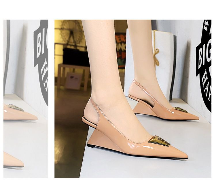 1097-K55 Stil Damenschuhe mit hohen schrägen Absätzen, Lackleder ausgehöhlten Rückenriemen, flacher Mund spitz_voghion.com
