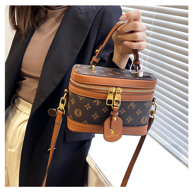 High-end female 2023 new fashion presbyopic box all-match portable shoulder Messenger cosmetic bag trend_voghion.com