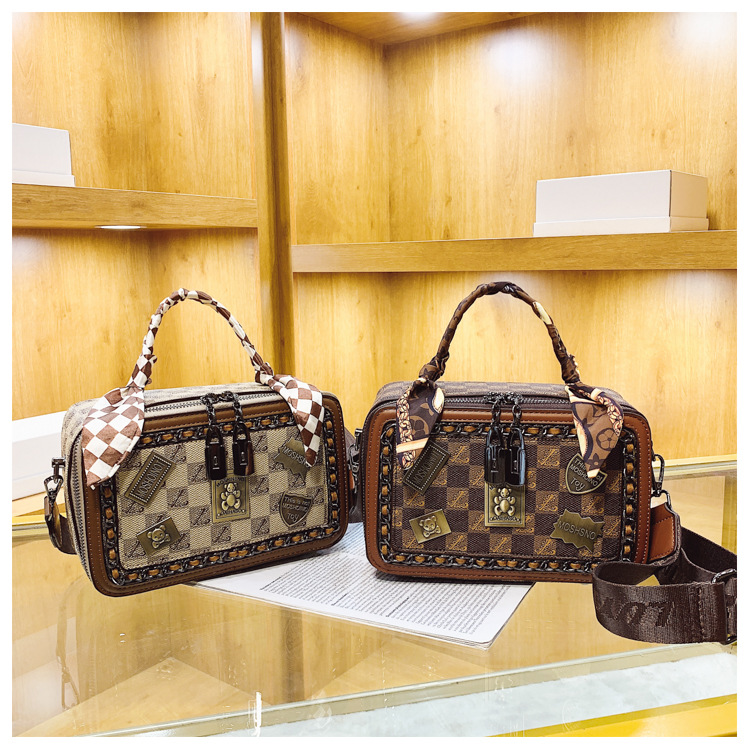 Borsa da donna Borsa quadrata piccola portatile stampata di nuova moda 2023 da donna, Borsa con scatola per badge con orso, Borsa a tracolla versatile Sciarpa Colore casuale_voghion.com