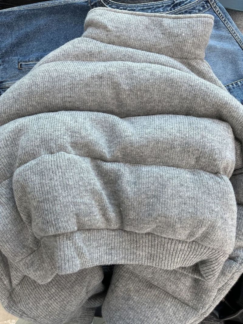 Korte gewatteerde jas voor dames - Wintergrijze fleecejas, opstaande kraag, slanke pasvorm met prinsessenmouwen_voghion.com