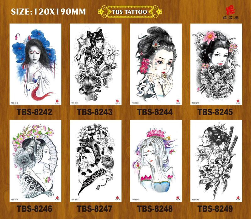Piccolo fiore sul braccio, bellissimo tatuaggio impermeabile con totem animale geisha_voghion.com
