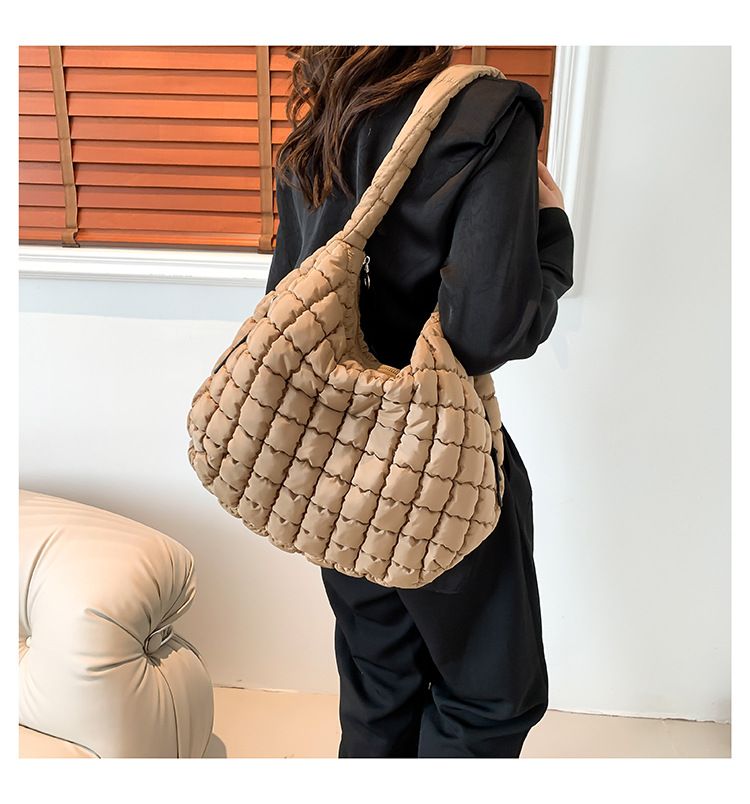 Cloud Bag Wrinkle Bag per le donne 2024 Nuove borse alla moda Hobos di grande capacità in nylon casuall borse a tracolla Bubble Crossbody Pack_voghion.com