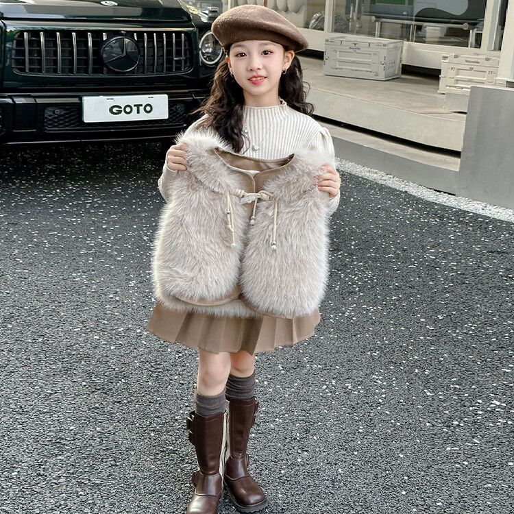 Versione coreana del completo tre pezzi con gilet di pelliccia per ragazze, gonna a pieghe con bottoni di perle in pelle, fondo maglione, completo alla moda in pelliccia sintetica_voghion.com