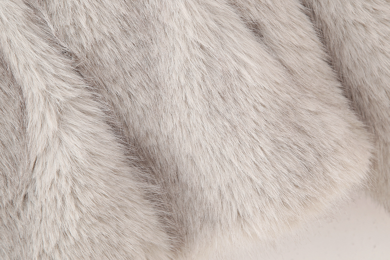 Jaqueta curta feminina com efeito de pele artificial para inverno_voghion.com